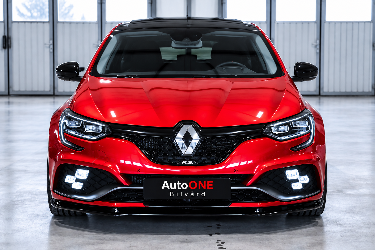 Röd Renault Mégane R.S. med AutoONE-skylt efter behandling